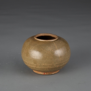 北宋(960-1127) 高8.4厘米,口径5.4厘米,底径6.4厘米 衡州窑青釉水盂
