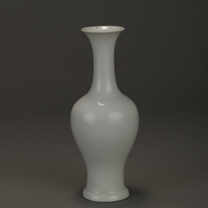 清(1636—1912) 高23.7厘米,口径5.9厘米,足径6.6厘米 景德镇窑白釉瓶