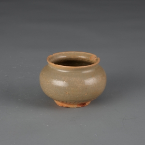 北宋(960-1127) 高5.7厘米,口径6.6厘米,足径4.6厘米 衡州窑青釉水盂