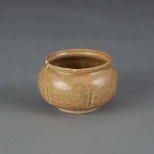北宋(960-1127) 高5.3厘米,口径6.2厘米,足径4.3厘米 衡州窑青釉罐