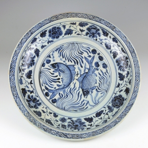 Yuan Dynasty(1206—1368年) Blue-and-white porcelain plate with design of lotus flowers and double fishes