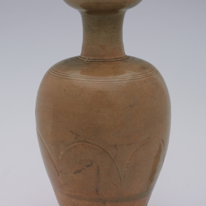 北宋(960-1127) 高32.6厘米,口径12厘米,足径9.1厘米 1964年长沙气象台出土 衡州窑青釉盘口瓶