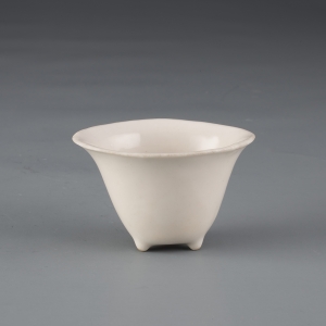清(1636—1912) 高6.2厘米,口径10.1x8.1厘米 德化窑白釉杯