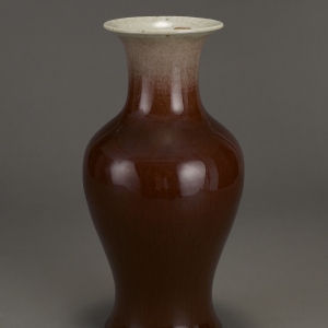 清康熙(1662~1722) 高39.5厘米,口径14厘米,足径12.2厘米 红釉花瓶