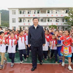 2020年9月16日至18日,习近平总书记在湖南省考察调研时强调,要教育引导广大党员、干部发扬革命传统,传承红色基因。图为9月16日,习近平总书记在郴州市汝城县文明瑶族乡第一片小学考察。 习近平总书记在郴州市汝城县文明瑶族乡第一片小学考察