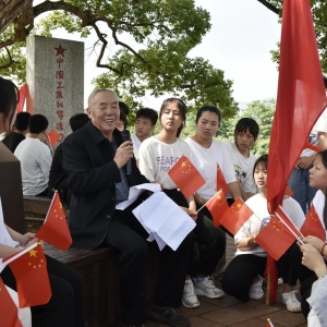 基层党组织充分利用红色遗址,开展理想信念教育,强化党的建设。图为湖南省蓝山县新村老党员在红军渡口旁,为学生们讲述党史故事。 湖南省蓝山县新村老党员在红军渡口旁,为学生们讲述党史故事