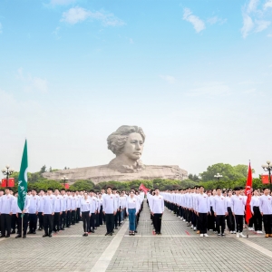 传承红色基因,努力成为堪当民族复兴重任的时代新人。2021年4月,大学生集体入党宣誓活动在湖南省长沙市橘子洲头、花垣县十八洞村等地同步举行。图为大学生在橘子洲头发出响亮的青春誓言。 全省万名大学生新党员共同在党旗下发出响亮的青春誓言