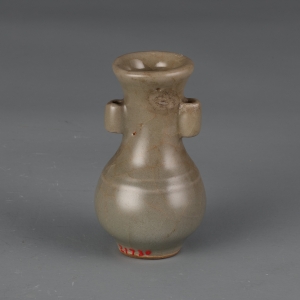 北宋(960-1127) 高8厘米,口径3.2厘米,足径2.6厘米 龙泉窑青釉贯耳瓶