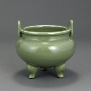 明(1368―1644) 高7.2厘米,口径15.9厘米,足径6.5厘米 龙泉窑青釉三足炉
