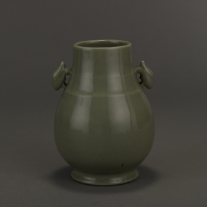 清雍正(1723—1735) 高18.4厘米,口径7.7厘米,足径9.3厘米 青釉双牛耳尊