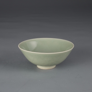 清道光(1821—1850) 高6厘米,口径15.2厘米,足径5.1厘米 冬青釉碗