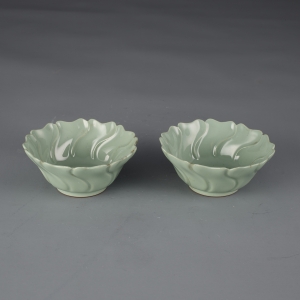 清道光(1821—1850) 高4.1厘米,口径20.8厘米,足径12.8厘米 冬青釉荷叶形碗