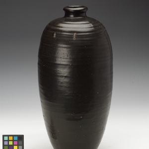 宋(960-1279) 高41.5厘米,口径6.5厘米,足径11x10.7厘米 黑釉弦纹梅瓶