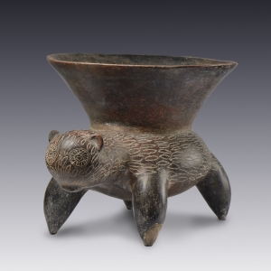 公元前300—公元600年 33.5×24厘米,长47厘米 墨西哥西部 安帕罗博物馆藏 祭祀用的羽毛纹豹形陶罐
