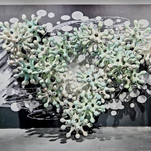 装置 /330×500×175cm/3D 打印、高清喷绘 /2022 15年前,我开始研究一个关于物理学的系列,在一个非常基本的层面上:中子星和生物细胞(细胞和星星的宏观/微观)的几何相似性。我在想这种联系是理解宇宙的一种方式,也是理解我们的身体、生活、存在的一种方式。我把巴克明斯特富勒烯和逆转录病毒的结构混合在一起,做成了一个变异的几何生物集群,形成了类似于星云气团的外观和一棵有枝叶的树,以及一个大型的细胞、行星形状和两只象征性阴阳形状的鸟的画。 Tony Brown(法国)《星云/树上的两只鸟》